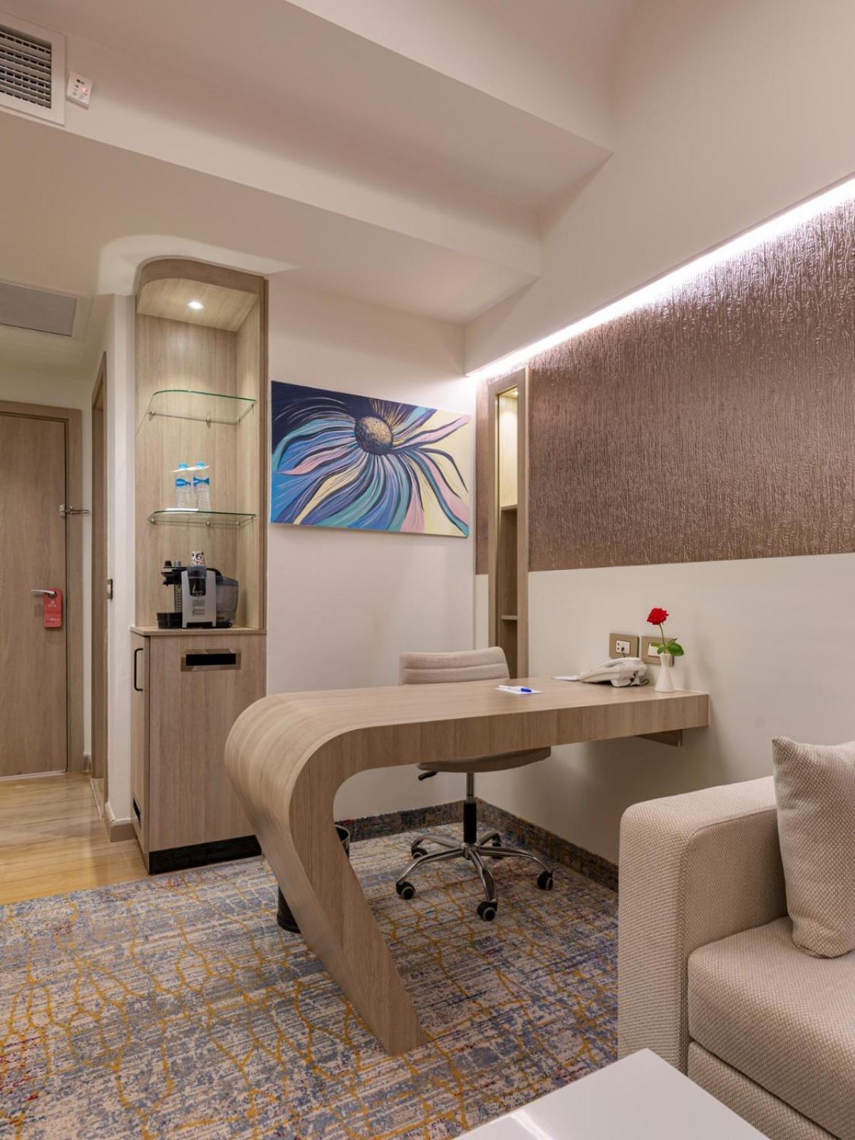 Hotel Mirage & Conference Center 5*